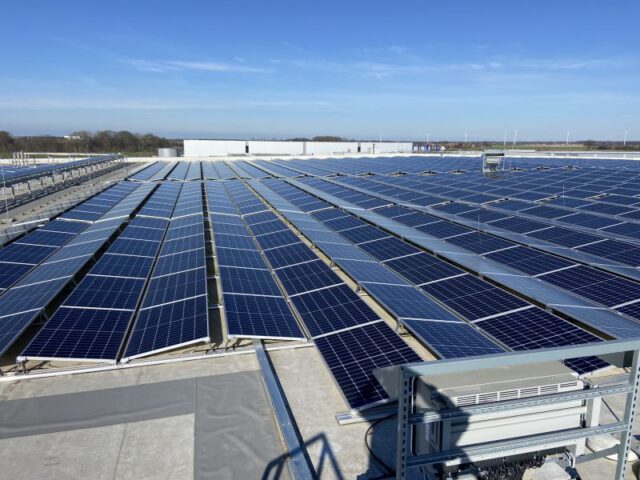 Prüfung einer Photovoltaikanlage auf dem Dach bei Sonnenschein
