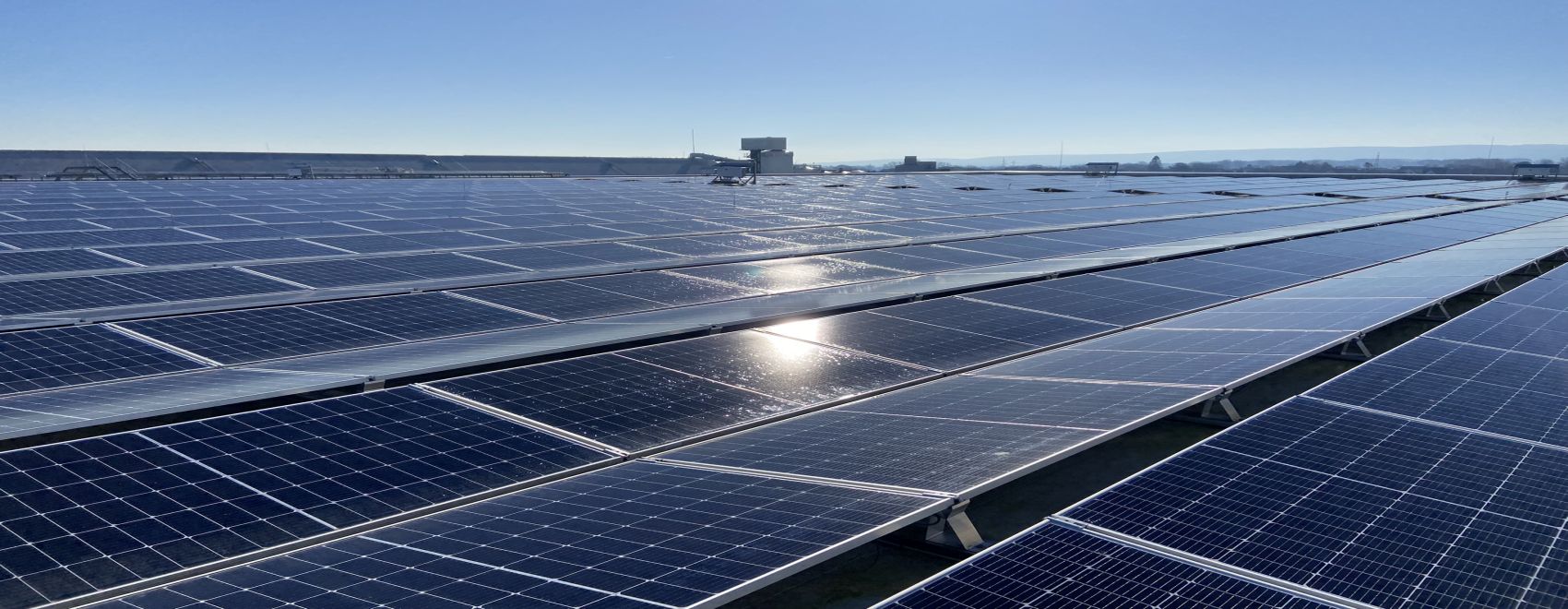 Prüfung einer Photovoltaikanlage auf dem Dach bei Sonnenschein